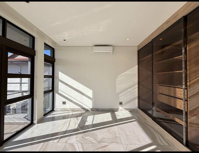 6 BEDROOM HOUSE FOR SALE IN IZINGA